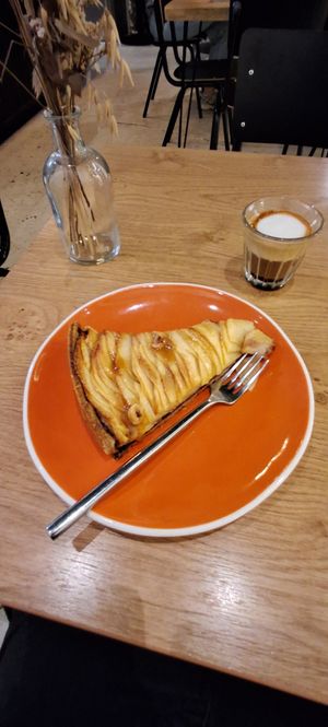 Tarte aux pommes et amandes e café noisette at ZEITGEIST Café in Lyon