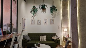  at ZEITGEIST Café in Lyon