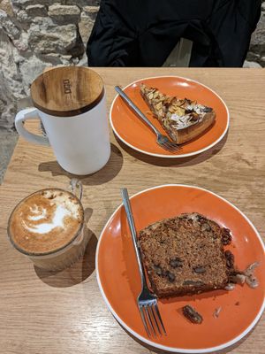 Tarte frangipane, carrot cake et latte spéculoos 😋 at ZEITGEIST Café in Lyon