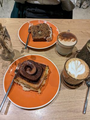 Carrot cake, cinnamon Roll, chai latte et latte spéculoos at ZEITGEIST Café in Lyon