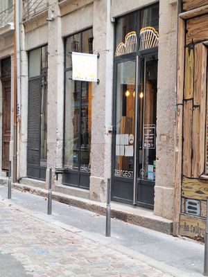  at ZEITGEIST Café in Lyon