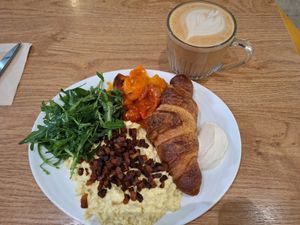  at ZEITGEIST Café in Lyon