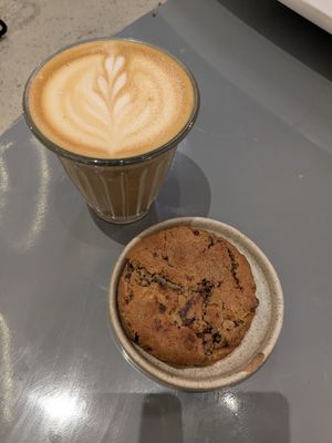Cappuccino et cookie at ZEITGEIST Café in Lyon