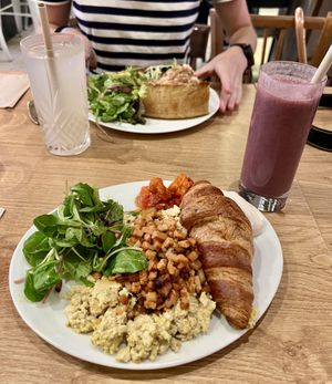   at ZEITGEIST Café in Lyon