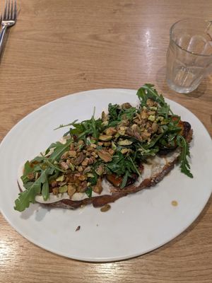 Tartine cream cheese de cajou, abricots rôtis, roquette, pistache at ZEITGEIST Café in Lyon