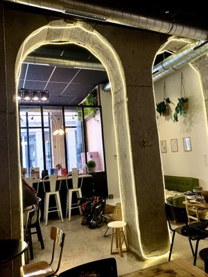   at ZEITGEIST Café in Lyon