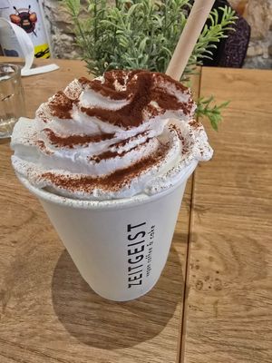  at ZEITGEIST Café in Lyon