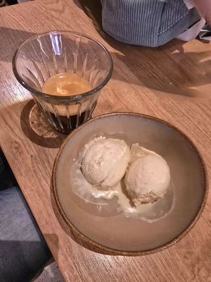  at ZEITGEIST Café in Lyon