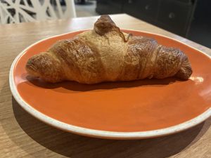 Croissant simple mais pas gras du tout à ma grande surprise. Ce serait sympa qu'ils puissent proposer d'autres en ajoutant légèrement de la purée d'amande par exemple 😇  at ZEITGEIST Café in Lyon