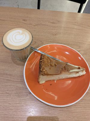 Cheesecake spéculoos et cappuccino at ZEITGEIST Café in Lyon