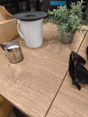  at ZEITGEIST Café in Lyon
