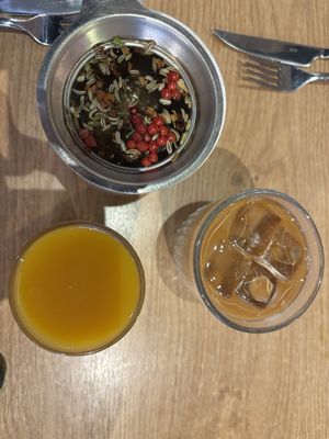  at ZEITGEIST Café in Lyon
