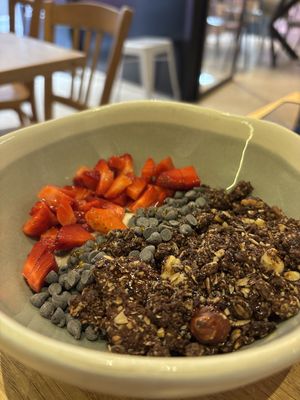 granola bowl at ZEITGEIST Café in Lyon