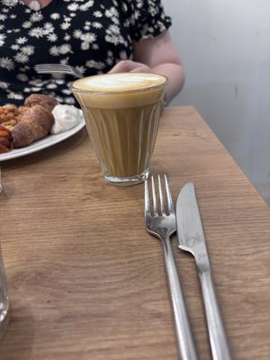   at ZEITGEIST Café in Lyon