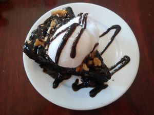 Generosa fatia de brownie com sorvete de limão at Vegan Bunker in Santiago