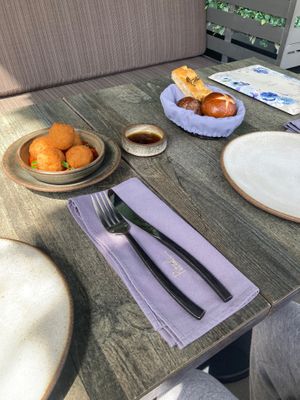 Mac-n-cheez Balls at Petiole Cafe in Janabiyah