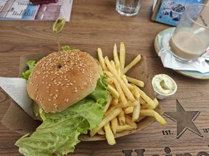 Veganer Burger mit Pommes und mayo at Luna Bar in Aveiro