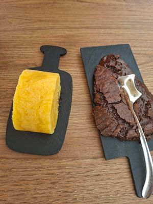 Orangentorte und veganer Brownie at Luna Bar in Aveiro