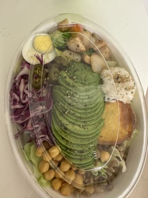 Ei im Avocadosalat, lt Speisekarte sollte der Salat vegan sein   at Salad Mavie in Busan