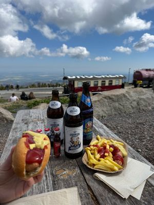 Auch draußen sehr lecker! Vegane Wurst mit Brötchen und vegane Wurst mit Senf 😀 at Restaurant Zum Brockenwirt in Schierke Am Brocken