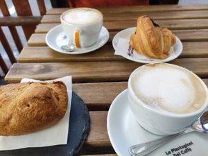 Cappuccino di soia, cappuccino di mandorle, cornetto al cioccolato, fagottino al cioccolato fondente at 4 Amici al Bar in Livorno