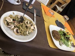 Pasta and burger  at 4 Amici al Bar in Livorno