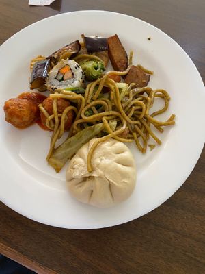 Mostly Chinese Vegetarian and vegan options , when serving there’s a clear distinction between what’s vegan and what’s only vegetarian  at Tshu Shin Yuen  in Londrina