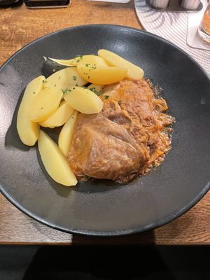 Kohlrade (gefüllt mit veganem Hack, Gemüse und Reis) mit Kartoffeln  at Zur Gemütlichen Ecke in Adenau