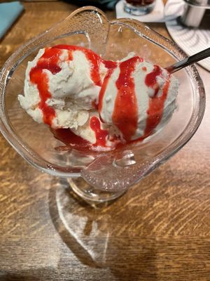 Veganes Vanille Eis mit Erdbeer Sauße  at Zur Gemütlichen Ecke in Adenau