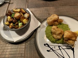 „Kohl“ and Chips - Überbackener Blumenkohl auf Erbsenpüree (statt mit Pommes, mit veganen Bratkartoffeln) 🫶🏼  at Strandschuppen in Busum