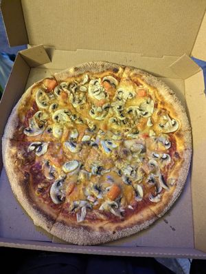 Pizza Pilz vegan at Moini Steinofenpizza in Leipzig