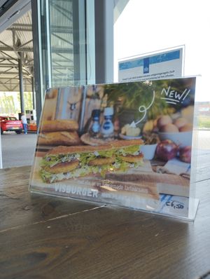 Misleidende aankondiging broodje visburger at Helen's Bakery  in Middelburg