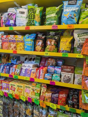 Snack-Regal at Yough in Brooklyn