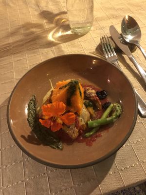 Repas principal: lasagne avec crème de cachou et huile de coco, purée de carottes, pesto et sauce tomate  at Wasihome in Huanchaco