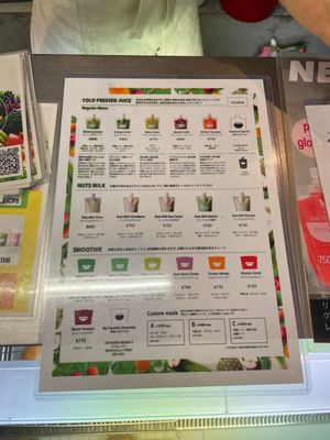Juices and smoothies   at Bowl Market Juice & Deli in Chigasaki
