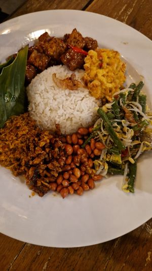 Nasi campur at Pondok Baruna Warung in Lembongan