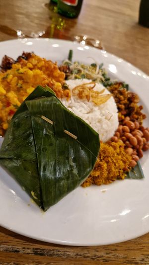 Nasi campur at Pondok Baruna Warung in Lembongan