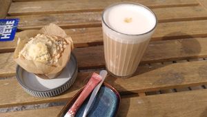 Blueberry muffin en latte macchiato at Stera - Plantenbar in Bruges