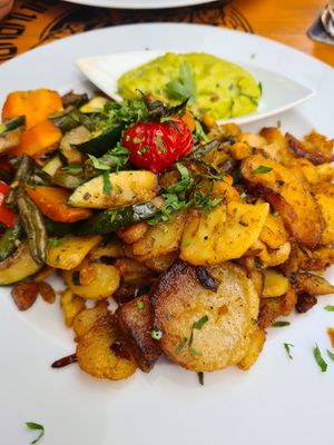 Gemüse mit Bratkartoffeln und Guacamole at Woinemer Hausbrauerei in Weinheim