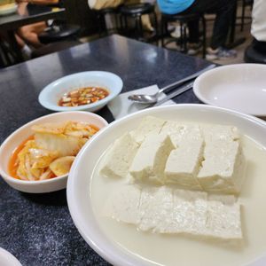 homemade firm tofu and vegan kimchi at Ibuk Halmae - 이북할매 in Incheon