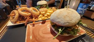 Burger und gemischte Pommes at Peter Pane in Chemnitz