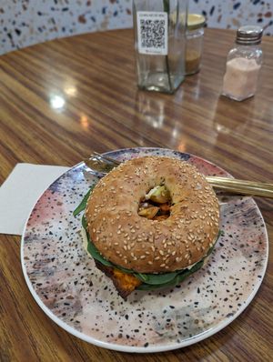 Vegan bagel with hummus, sweet potato, tomato and spinach at MOLA Cafetería Bio in Granada