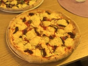 Skarp veggi   at Skrenten Pizza in Oslo