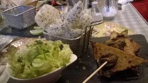 Happy hippie : Brochette de tofu et légumes grillées à l'huile, chips de manioc au sésame noir. 16€ at Le Dolly's in Caen