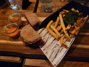 Lila Süßkartoffelpatty und Pommes mit Basilikum-Pesto at Phantasialand - Restaurant Uhrwerk in Bruehl