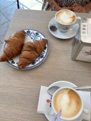 Cornetto vegano lampone e sambuco con cappuccino di soia. Molto buoni entrambi! at Caffetteria Panificio Salin in Jesolo