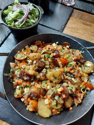 Vegane rustikale Gröstl-Pfanne mit Zwiebeln, Gemüsewürfeln und Endivien Salat at Phantasialand - Rutmor's Taverne in Bruehl