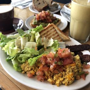 Plat petit-déjeuner at Resonance Cafe in Montreal