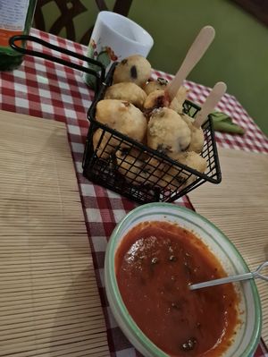 Frittelle con salsina at Flo Salento  in Cologne