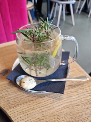 Heiße Zitrone mit Rosmarin at Das Casa in Wurzburg